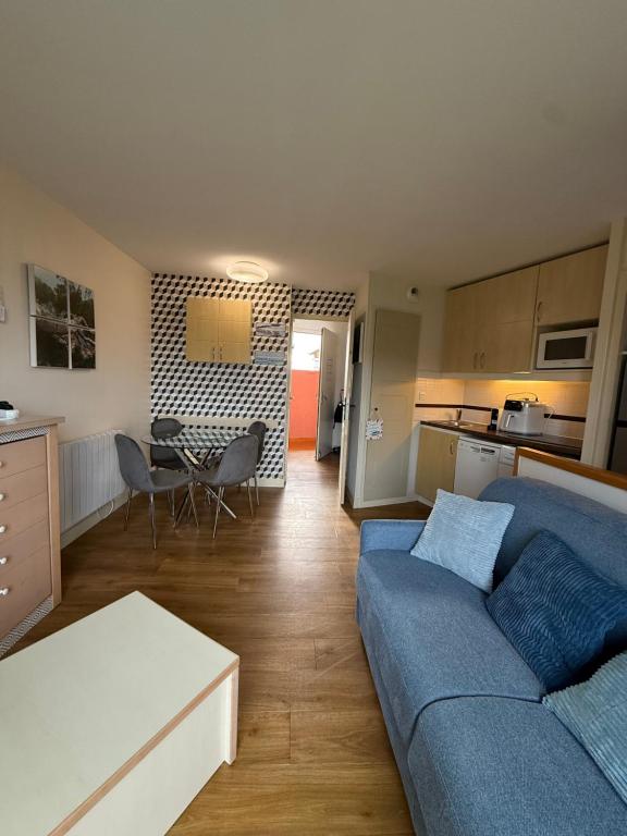 F2 VILLAGE CAP ESTEREL- Vue Montagnes et Golf- ÉQUIPEMENTS TOUT INCLUS - 4