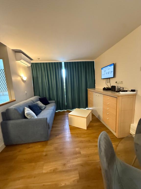 F2 VILLAGE CAP ESTEREL- Vue Montagnes et Golf- ÉQUIPEMENTS TOUT INCLUS - 2