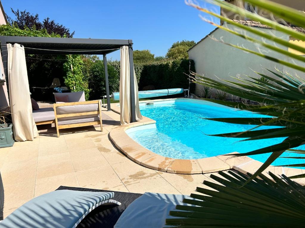 Les hirondelles Piscine privée climatisation billard calme 4 lits - 4