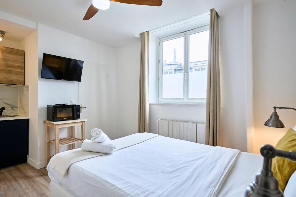 Equipped studio - near train stations - 3