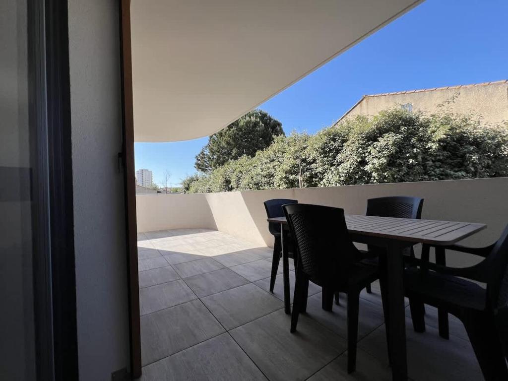 T2 with Terrace & Pool 300m from the Beach - 2