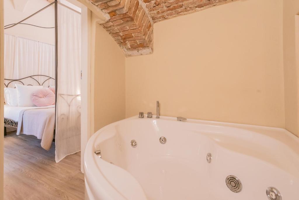 Romantic Escape city centre - Jacuzzi Parking - 4