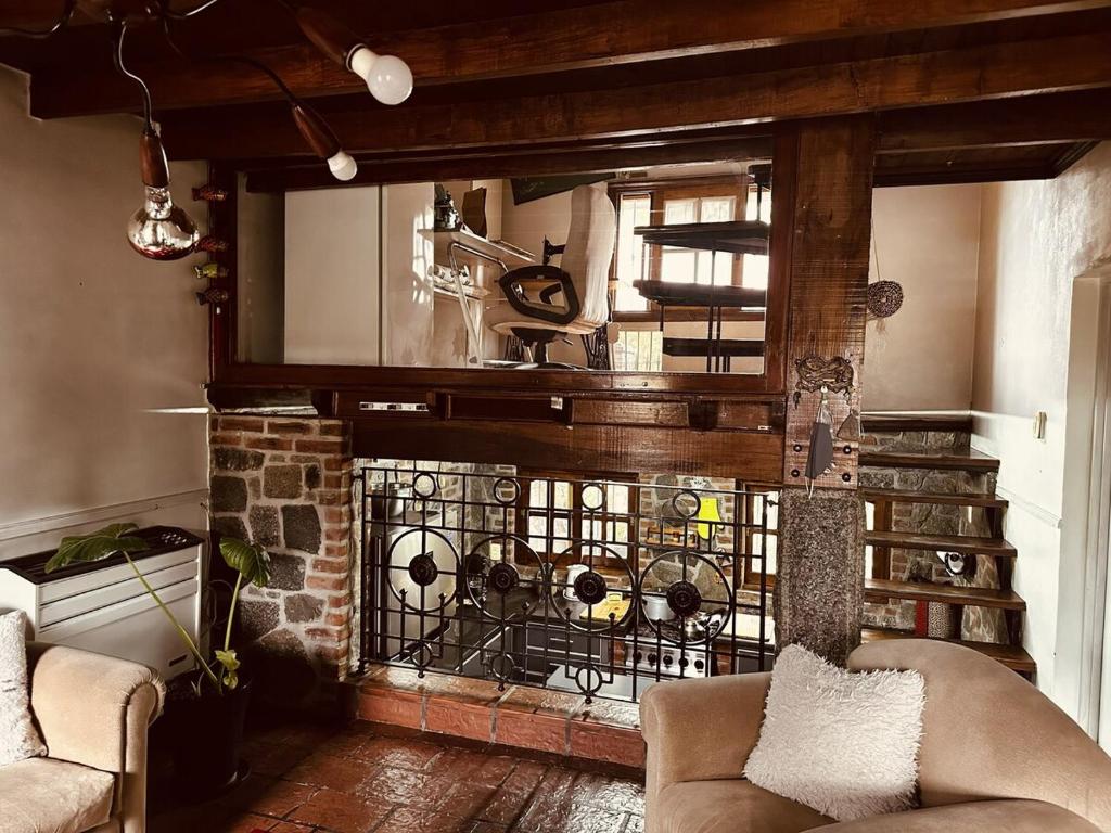 Encantador Chalet con Estilo y Garaje Privado - 1