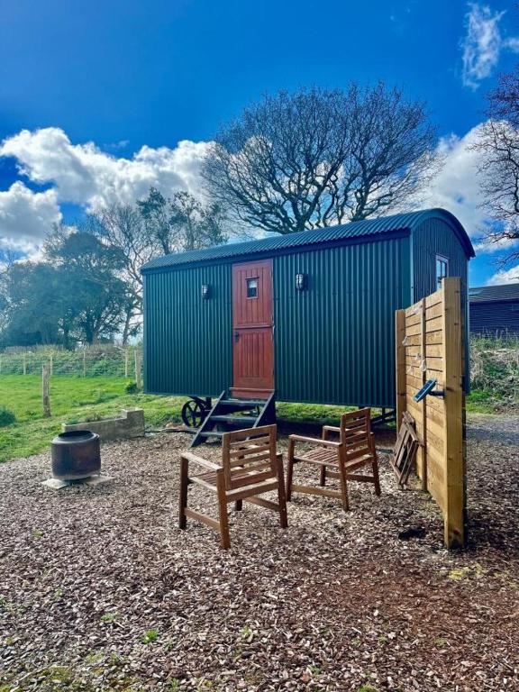Cosy shepherd's hut - dog-friendly glamping near Charmouth, Dorset