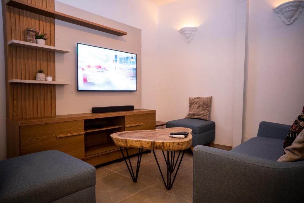 Casa Quero 915 4BR House Old City rooftop jacuzzi AC full Wifi - 3