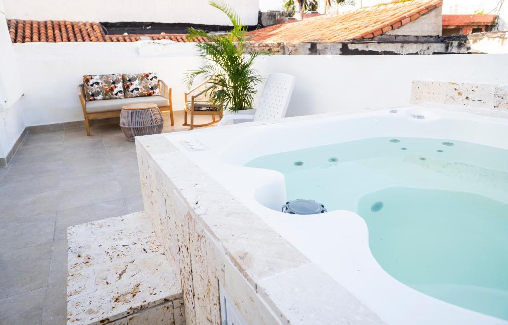 Casa Quero 915 4BR House Old City rooftop jacuzzi AC full Wifi - 1
