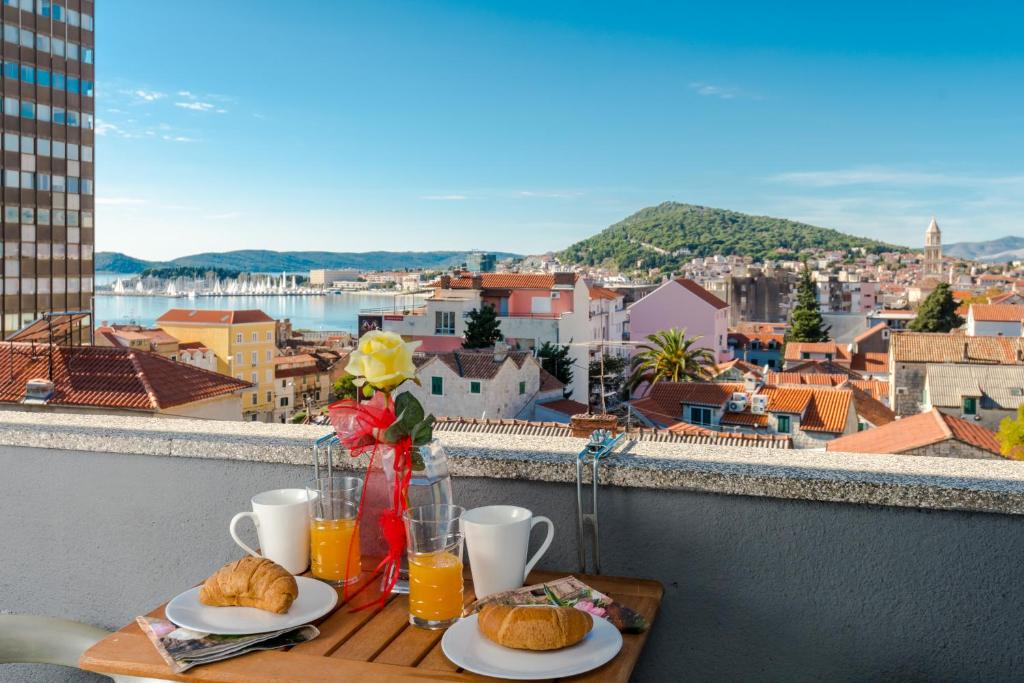 Apartment Kokolo with sea view, Split