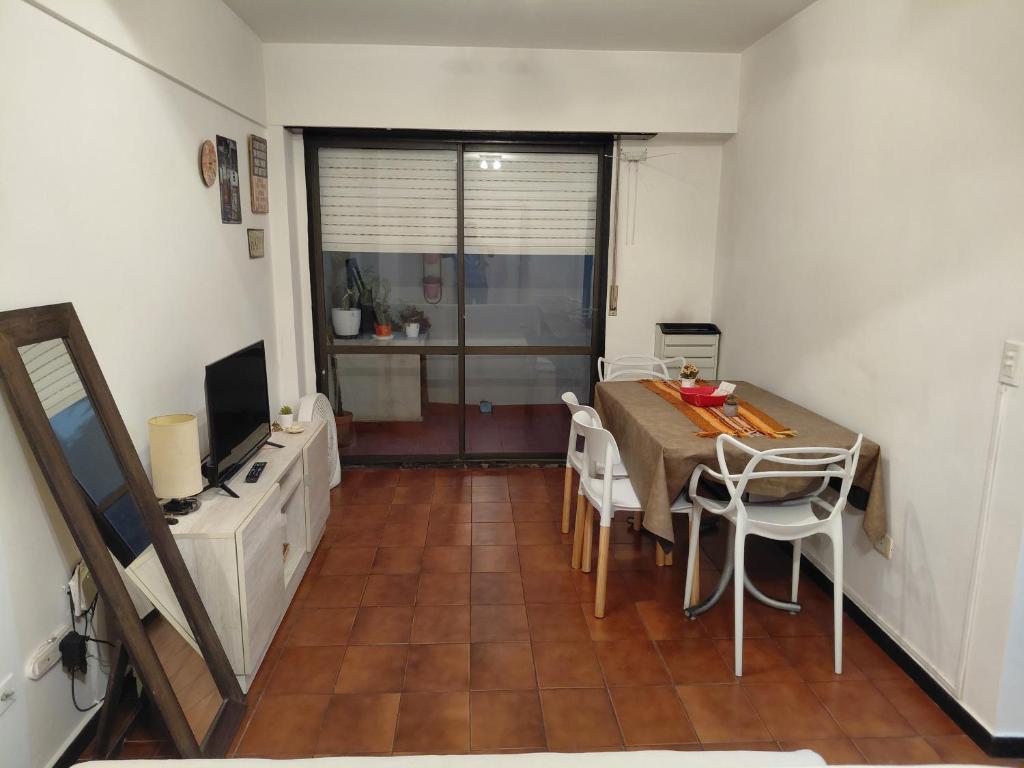 Departamento 1ambiente con patio zona Guemes Aldrey - 3