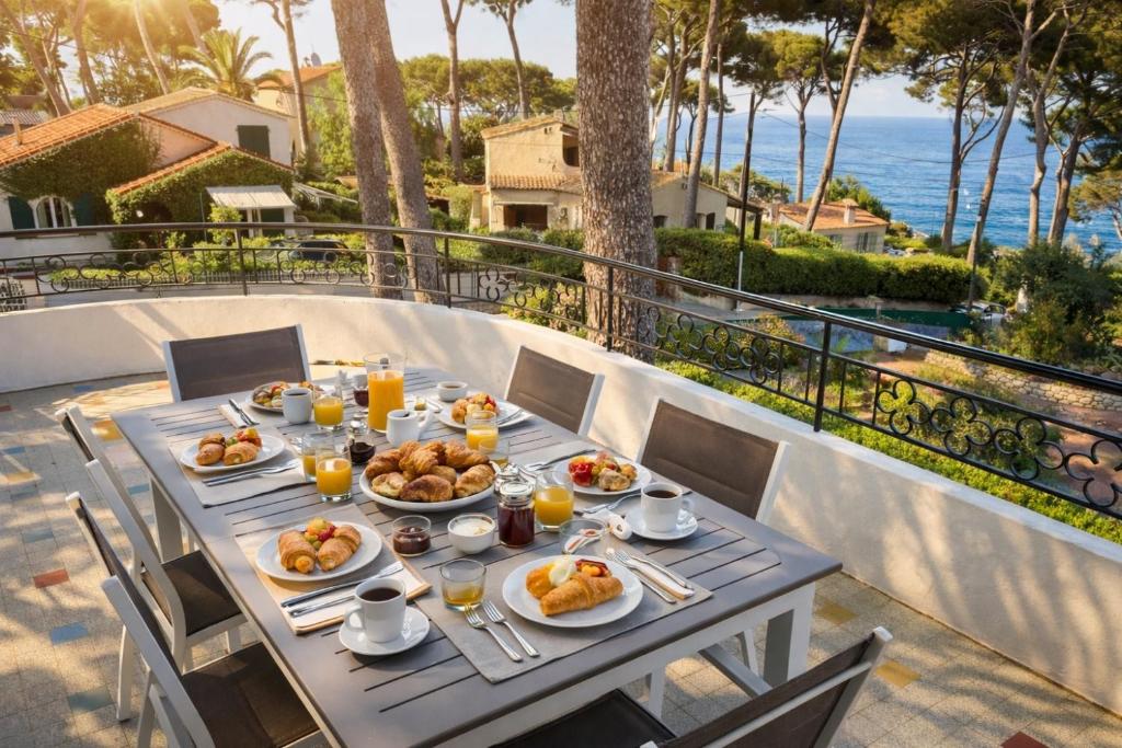 Palmiers et pins face à la mer dans une Villa classée du Cap d Antibes - 3