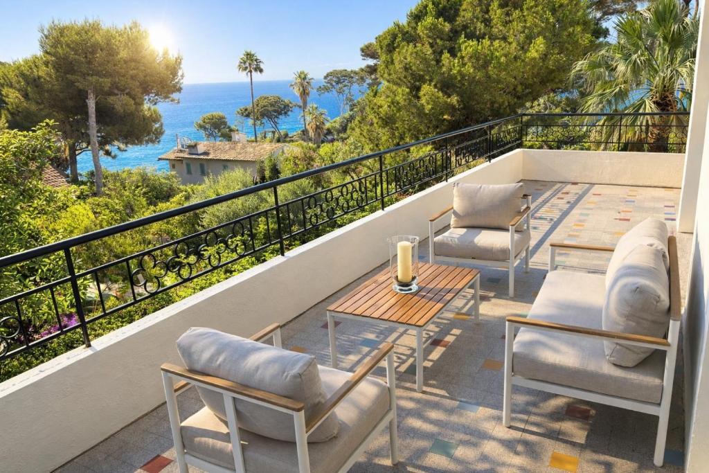 Palmiers et pins face à la mer dans une Villa classée du Cap d Antibes - 2