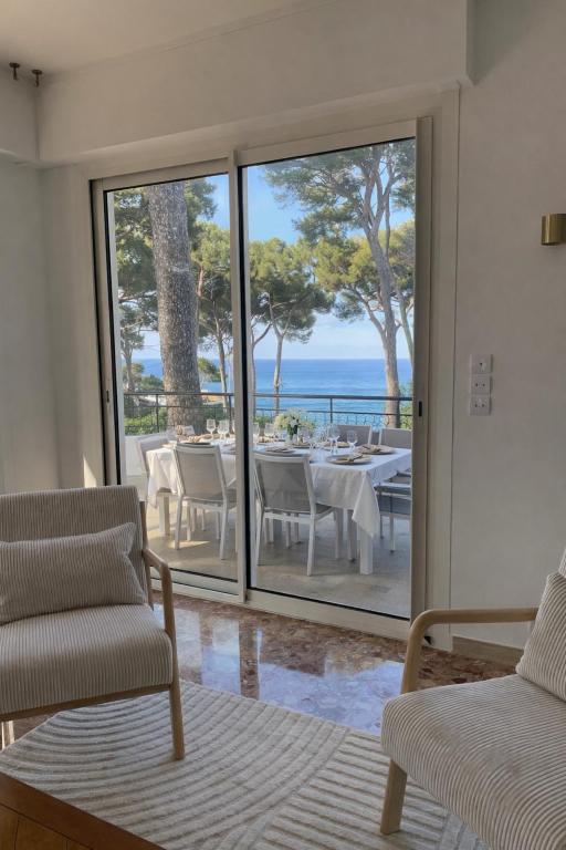 Palmiers et pins face à la mer dans une Villa classée du Cap d Antibes - 5