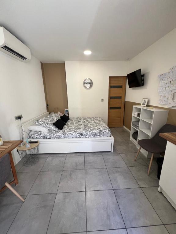 Studette de 17m2 avec parking privé gratuit Climatisation et petite cuisine - 3