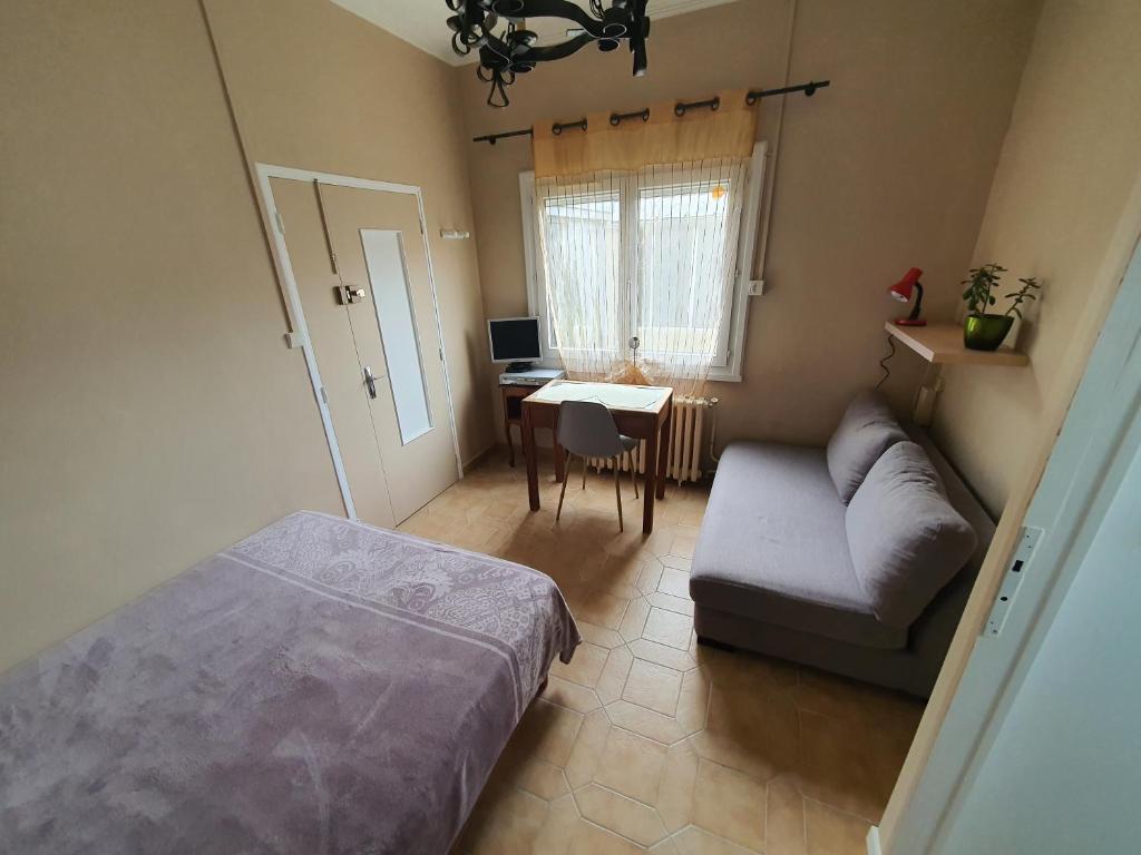 Chambre et SDB en maison individuelle, entrée et cour privative - 4