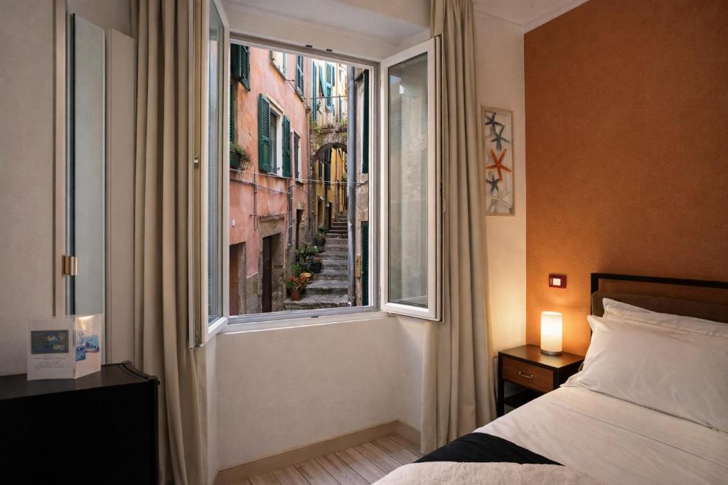 Central Vernazza Budget Rooms - 4