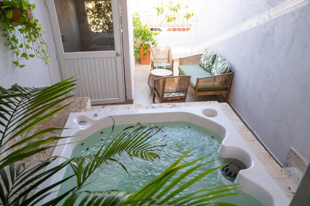 Casa Badillo 2 OLD CITY CRAZY LOCATION 4br jacuzzi wifi Ac hottub - 2