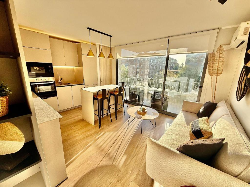 Modern decor and excellent location - 1