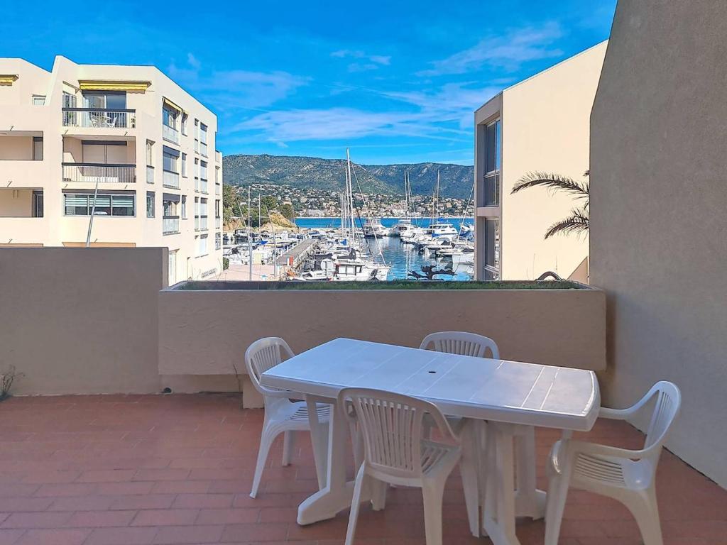 Studio climatisé avec grande terrasse à Bormes - FR-1-610-109 - 1
