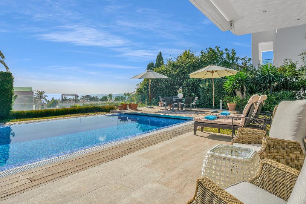 Villa Molly - Elegant Beachside Home by Finest Rentals - 2