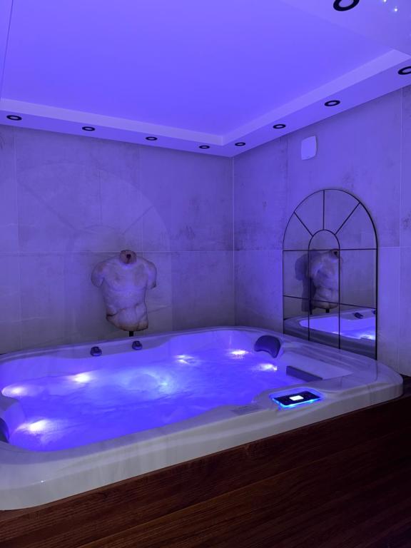 Suite Jacuzzi & Sauna privatifs - Paris - Or Norme By Le Douze - 2