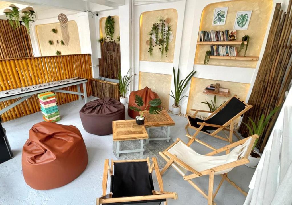 Shared lounge/TV area, Chill Out Hostel in Boracay Island