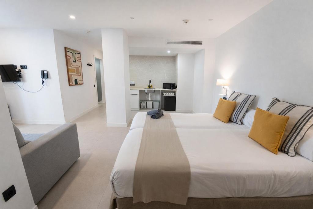 Apartamentos Vistasol — Hotel rooms in Magaluf, Balearic Islands