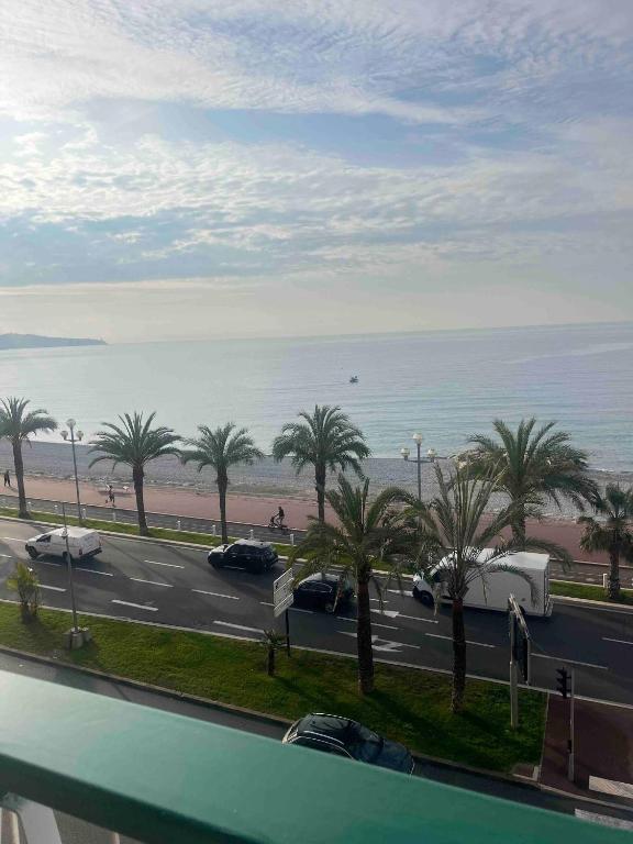 Charming Studio Apartment with Ocean Views in Nice, France - 1