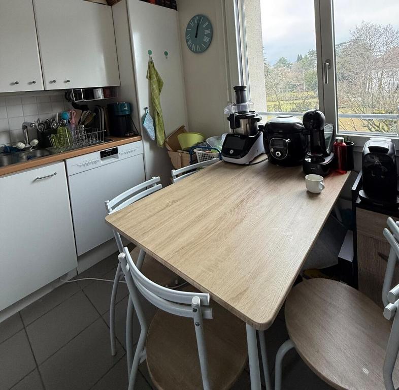 Double room and private bath in a shared flat, quiet, close to the UN and airport - 4