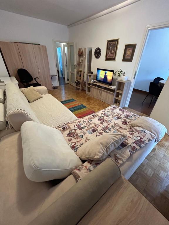 Apt 1944 - 3