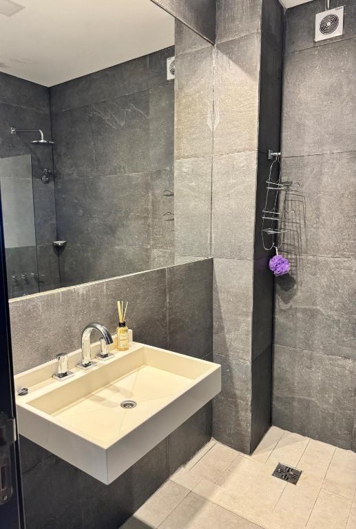 Espacioso apartamento con excelente ubicación - 2