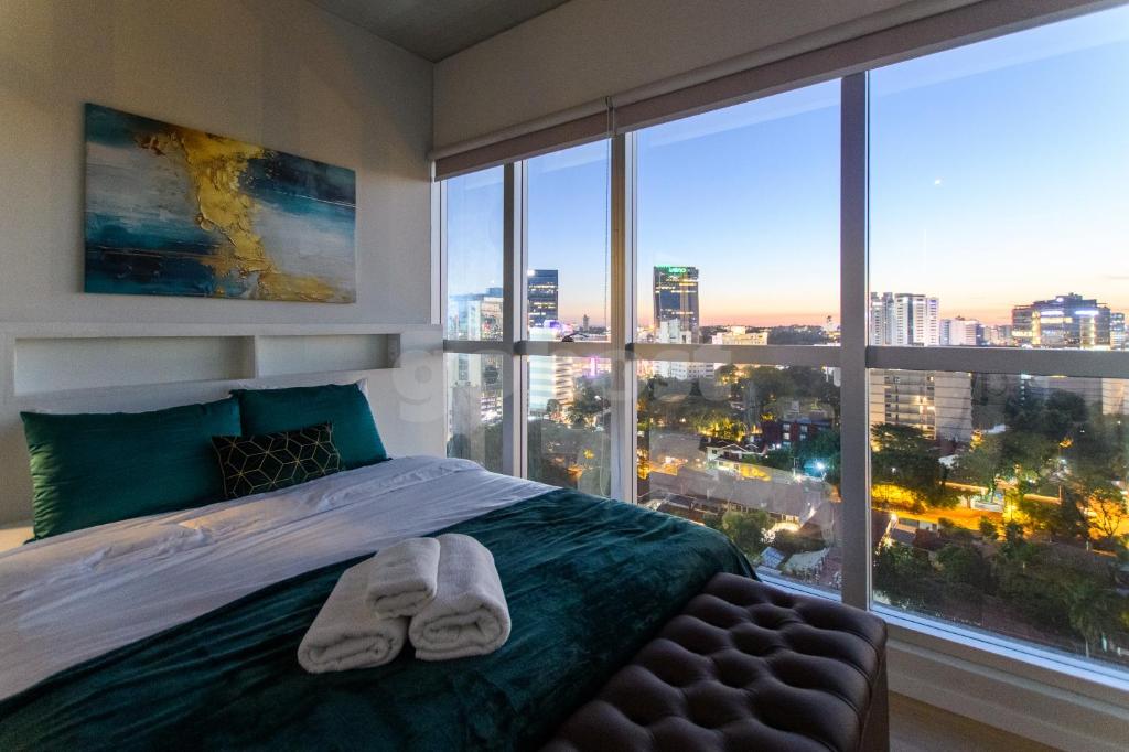 Petra Tower Luxury 2 BR Apt w Resto, Pool & Gym - 2