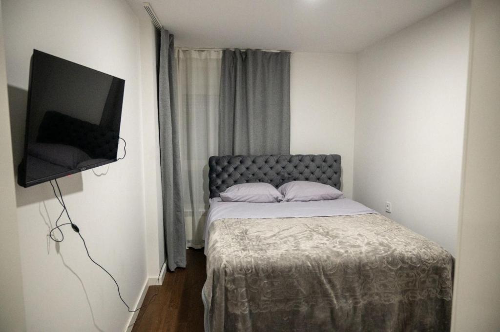 Tesla Apartment 3 - 5