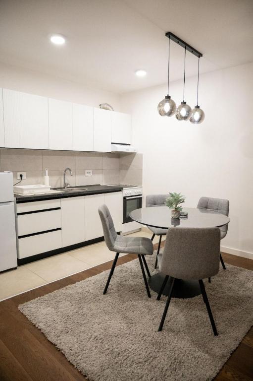 Tesla Apartment 3 - 2