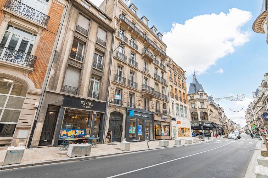 cozy apartment in city , free wifi ,coffe shops downstairs - 4