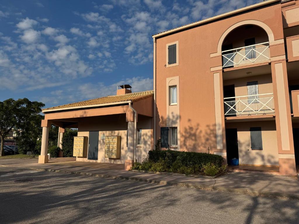 Les Soleillades - T2 cosy pour 4 pers - Piscine, parking privé, à 100m de la plage - LaConciergerieByNina - 2