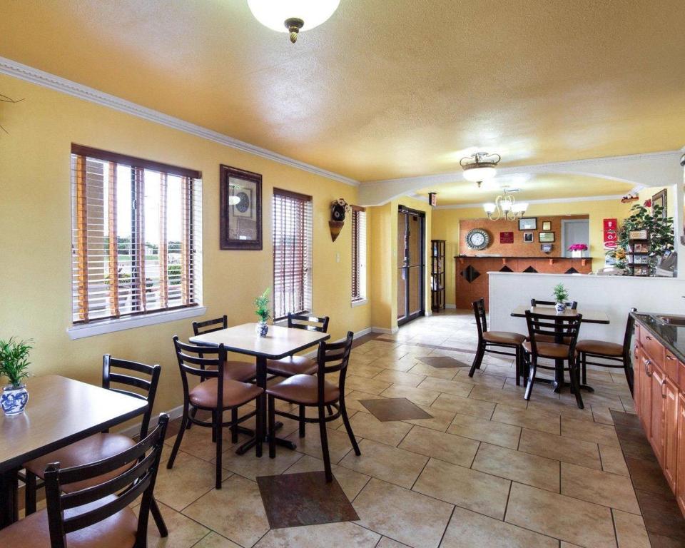 Econo Lodge Inn & Suites San Antonio near Frost Bank Center お料理のイメージ