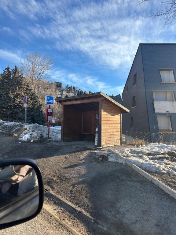 Appartement Cosy avec Vue Montagne, Balcon & Parking Gratuit - 3