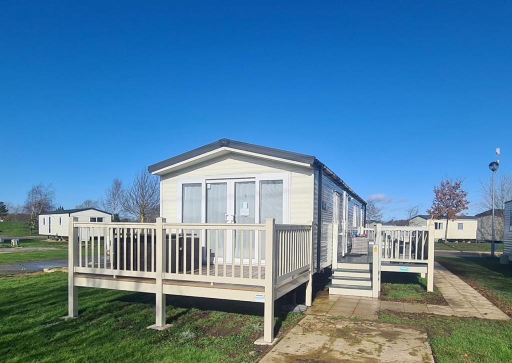 Luxury 8 Berth Caravan with Hot Tub, Tattershall Lakes, Tattershall - pet-friendly stay