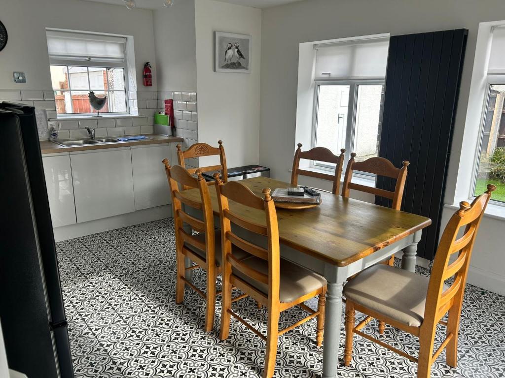 3 Bed Bungalow, Penrhyn Bay photo 3