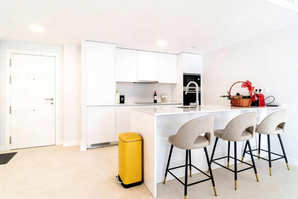 Bayside Luxury Steps from the Beach-Stylish apartment near beach pool & shops - 3
