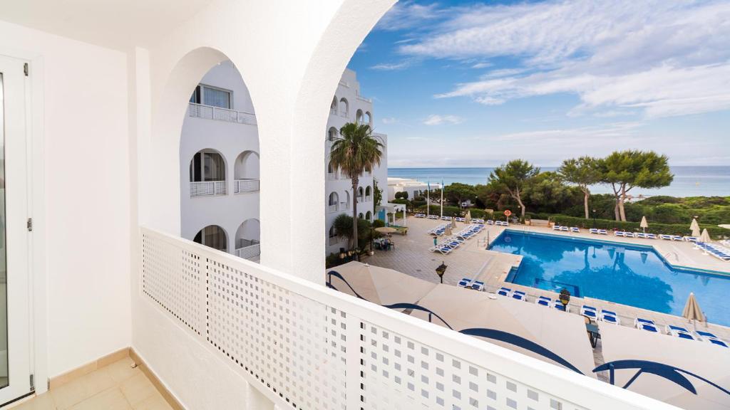 Apartamentos Globales Lord Nelson — Swimming pool in Santo Tomas, Balearic Islands