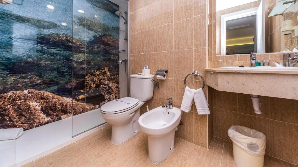 Apartamentos Globales Lord Nelson — Hotel rooms in Santo Tomas, Balearic Islands