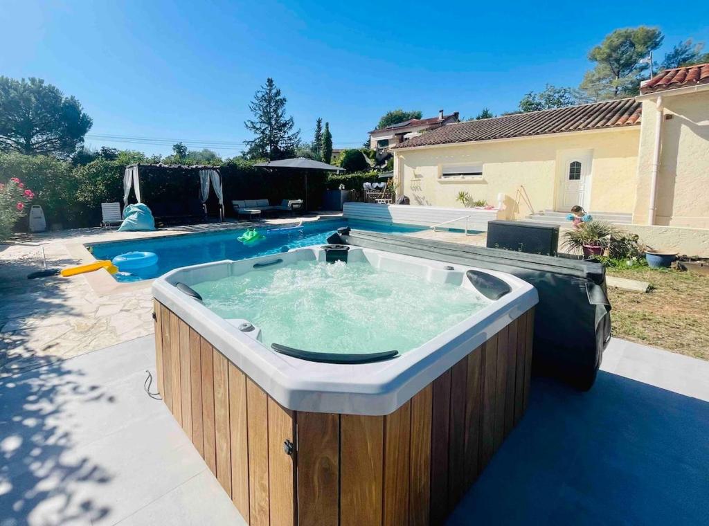 Villa Provençale 10 pers, Piscine Chauffée, Spa Jacuzzi, 20 min Cannes-Nice - 1