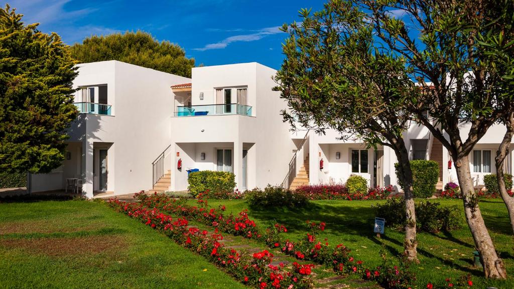 Globales Lord Nelson - Only adults — Hotel building in Santo Tomas, Balearic Islands