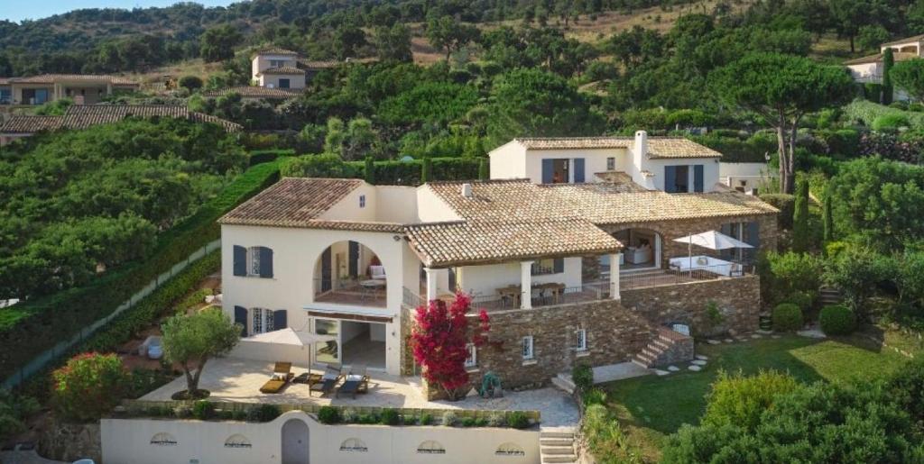 Three-Level Villa Overlooking Saint-Tropez - 3