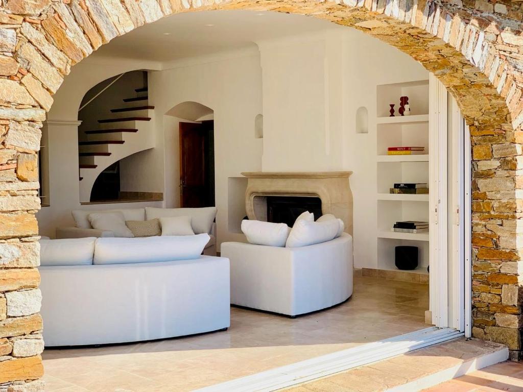 Three-Level Villa Overlooking Saint-Tropez - 2