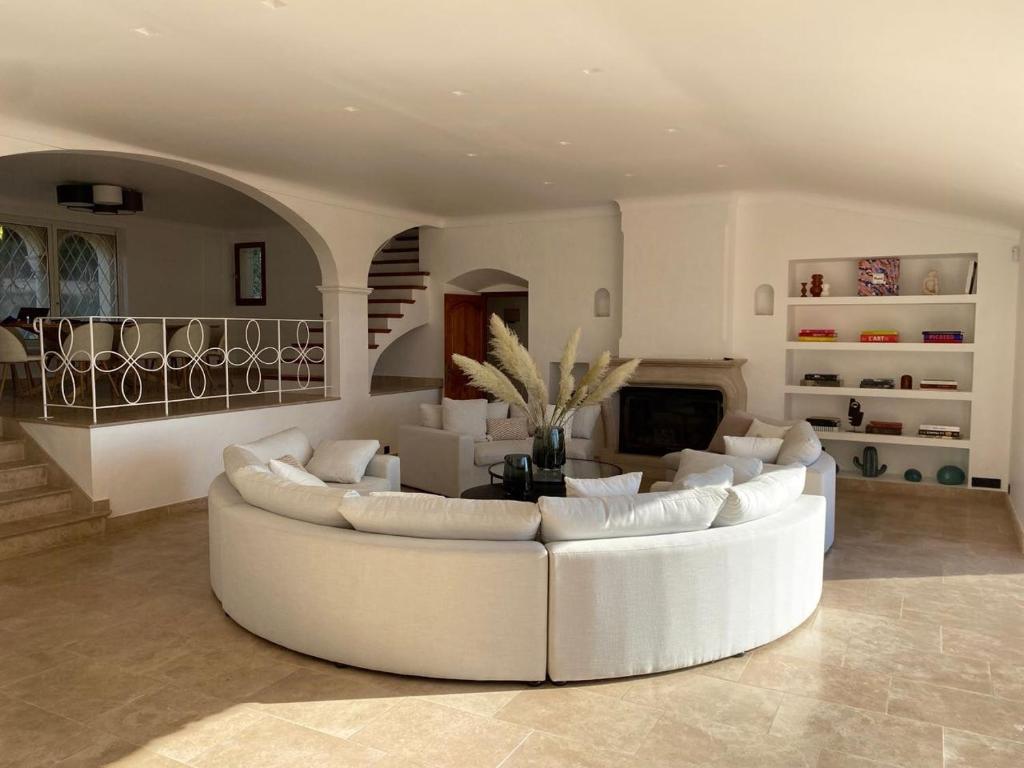 Three-Level Villa Overlooking Saint-Tropez - 4
