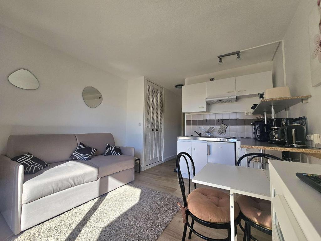 Studio lumineux avec balcon exposé sud, tout équipé et classé 2 étoiles. - FR-1-553-139 - 4