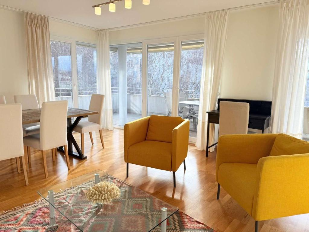 179 Comfortable sunny quiet good location and free parking included - 3