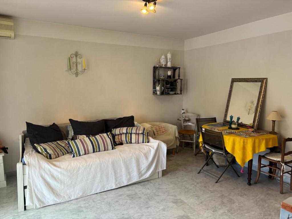 Antibes Peaceful Seaside Getaway 500 m from the Beaches - 3
