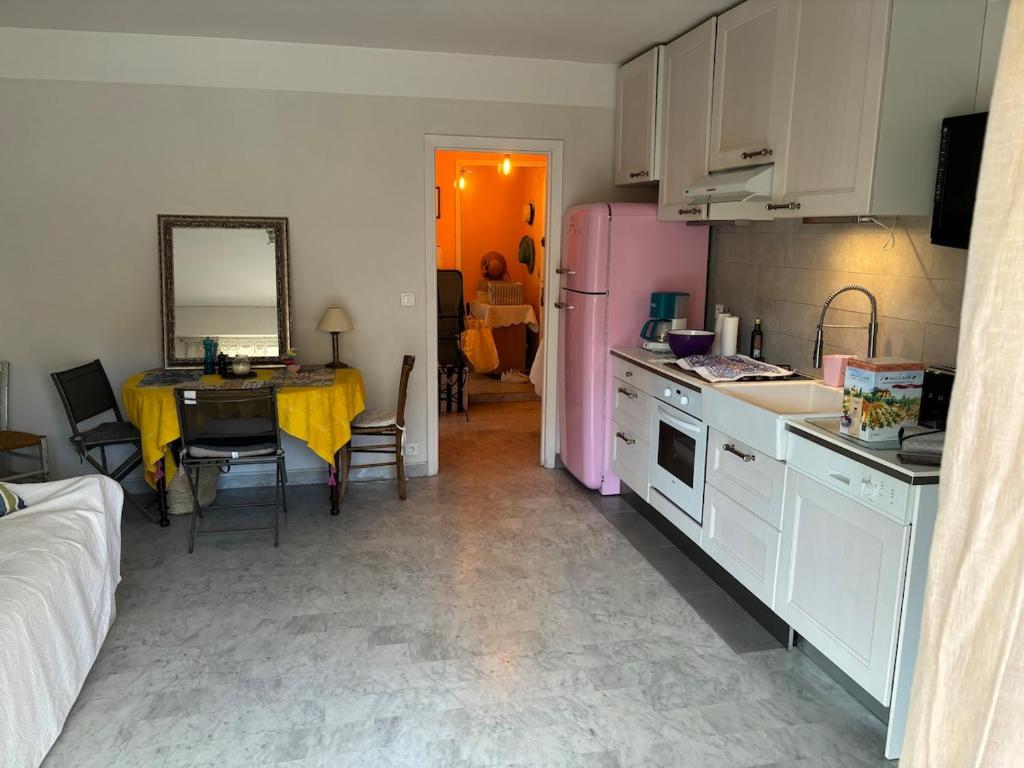 Antibes Peaceful Seaside Getaway 500 m from the Beaches - 4